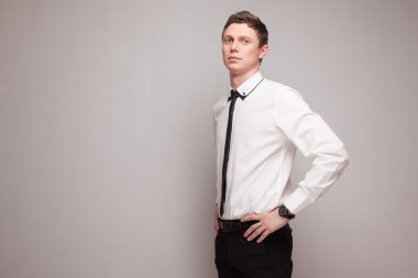 gülümseyen genç bir işçi portresi