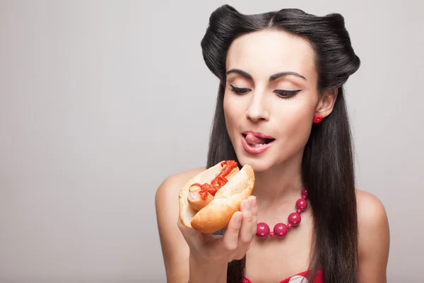 Menina comer cachorro quente — Fotografia de Stock