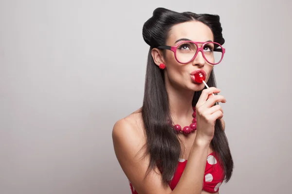 Menina comendo pirulito — Fotografia de Stock