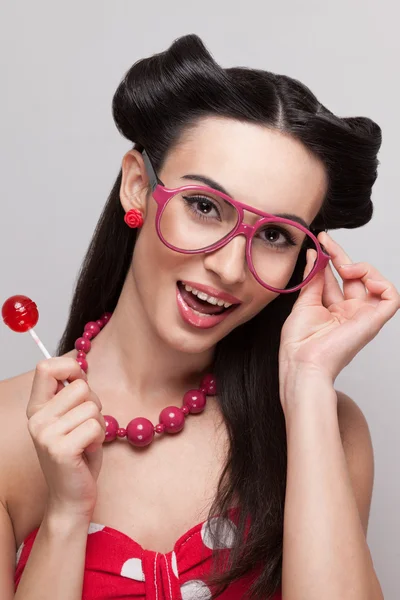 Menina comendo pirulito — Fotografia de Stock