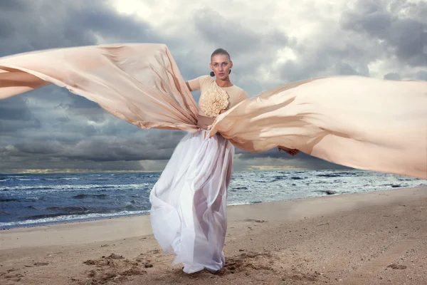 非常に長いドレスでポーズをとるモデル — ストック写真
