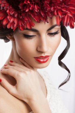 Moda model kırmızı çelenk ile