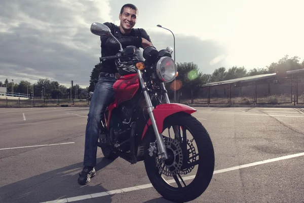 Jovem motociclista — Fotografia de Stock