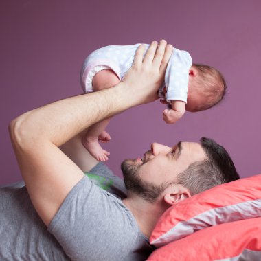 genç Baba ve küçük kız