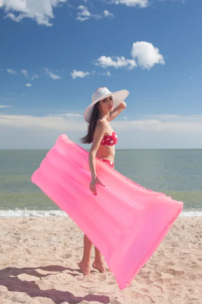 Modelo elegante na praia — Fotografia de Stock