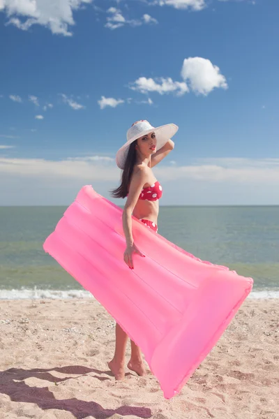 Modelo con estilo en la playa —  Fotos de Stock