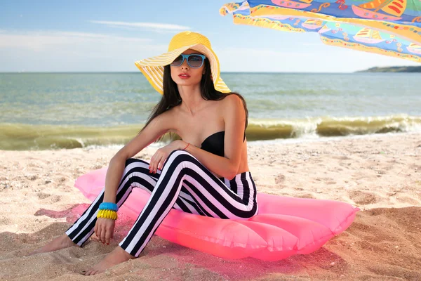 Modelo elegante na praia — Fotografia de Stock