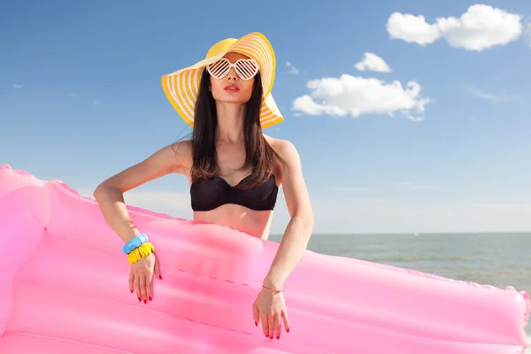 Stylish model on the beach — Stock Photo, Image