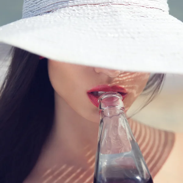 Stijlvolle model op het strand — Stockfoto