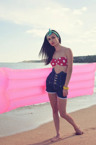 Stijlvolle model op het strand — Stockfoto