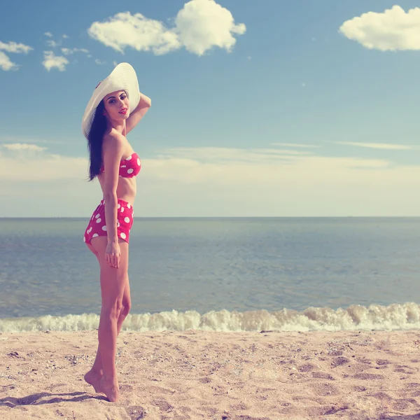 Stylish girl at the beach — Stock Photo, Image