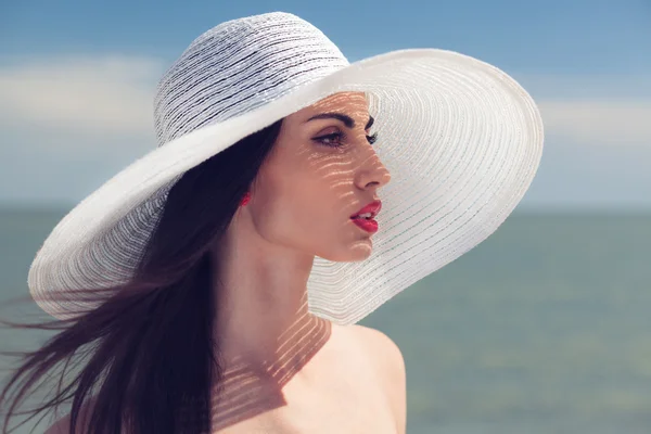 Stijlvolle meisje op het strand — Stockfoto