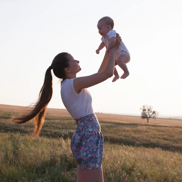 Anya és a baba a természet — Stock Fotó