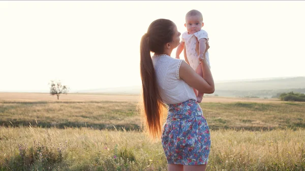 Anya és a baba a természet — Stock Fotó