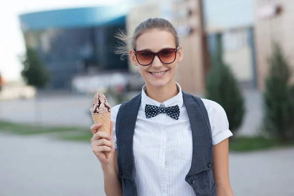 Girl eating ice cream outdoors — Stock Photo, Image