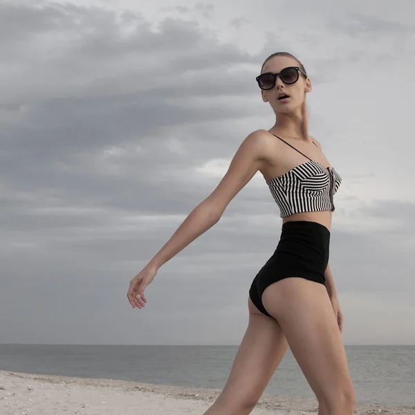 Chica de moda en la playa —  Fotos de Stock