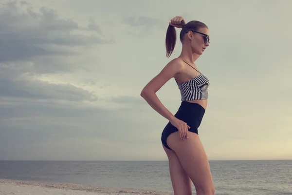 Menina na moda na praia — Fotografia de Stock