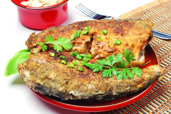 Pescado frito en un plato —  Fotos de Stock