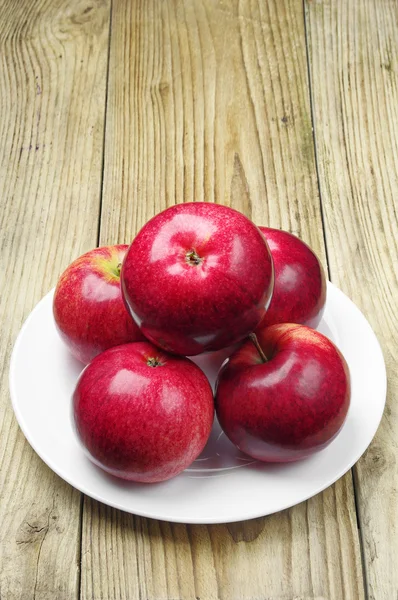 Manzanas en un plato — Foto de Stock