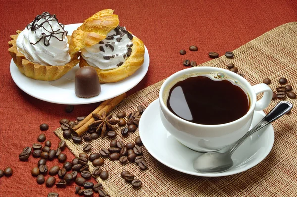 Tasse de café et gâteaux — Photo