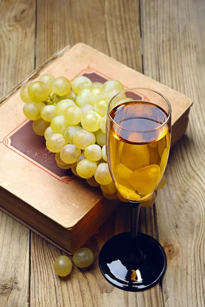 Grapes and a glass of wine — Stock Photo, Image