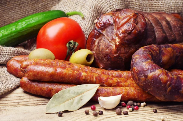 Tütsülenmiş sosis, et ve sebze — Stok fotoğraf