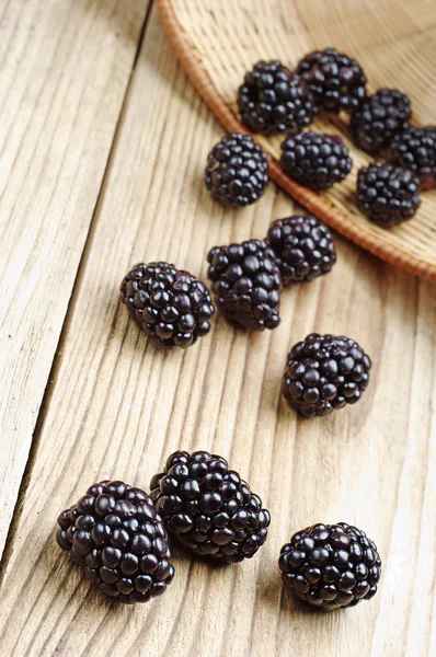 Brombeere auf einem Holztisch — Stockfoto