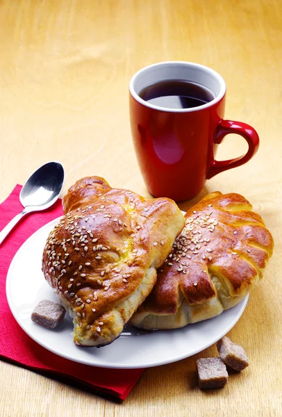 Чашка чая и две сладкие булочки — стоковое фото