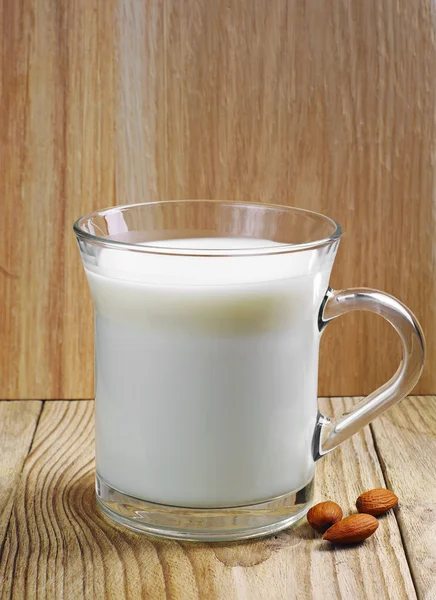 Glas cup met melk — Stockfoto
