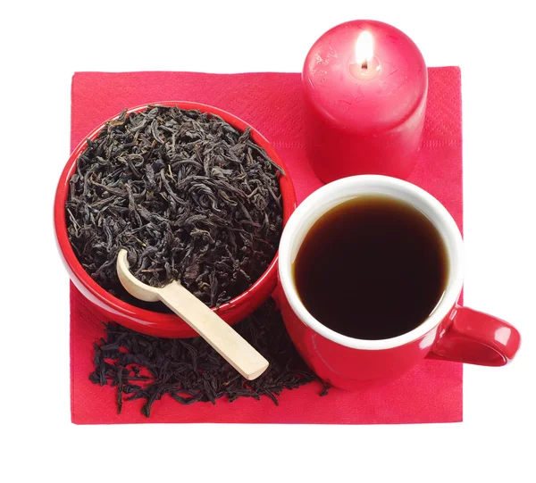 Siyah çay ve yanan bir mum ile kırmızı yemekleri — Stok fotoğraf