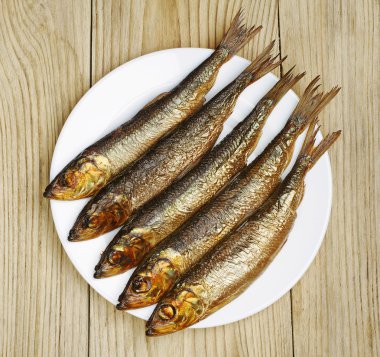 bir tabak içinde füme balık