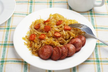 lahana ile ızgara sosis