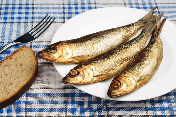 Pescado ahumado y pan — Foto de Stock