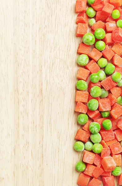 Antecedentes con guisantes y zanahorias —  Fotos de Stock