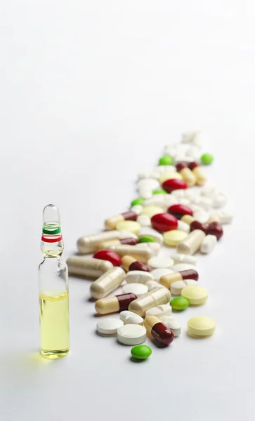 Ampule and pills — Stock Photo, Image