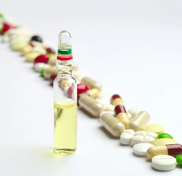 Ampolla con medicamentos y pastillas — Foto de Stock