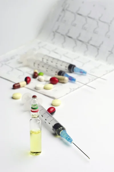 Jeringa y pastillas para ampollas médicas —  Fotos de Stock