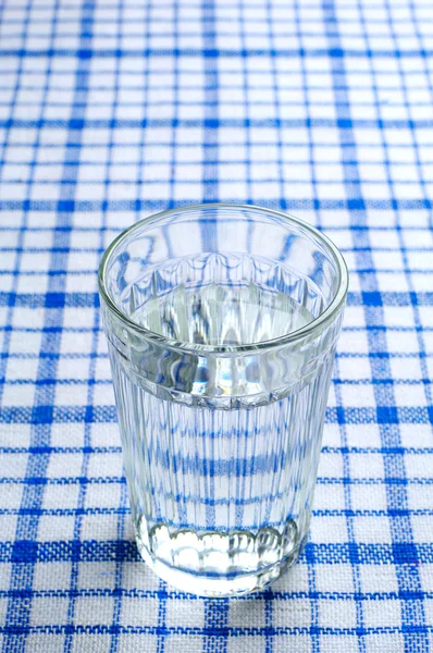 Прозрачное граненое стекло воды — стоковое фото