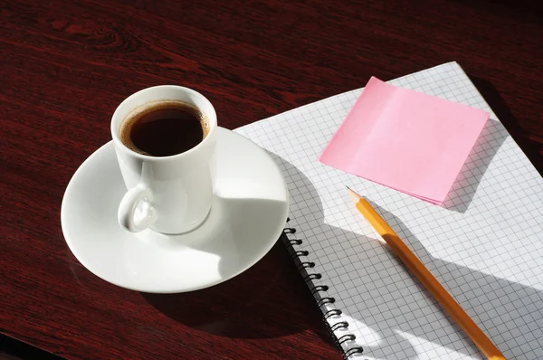 Kopje koffie een houten tafel — Stockfoto