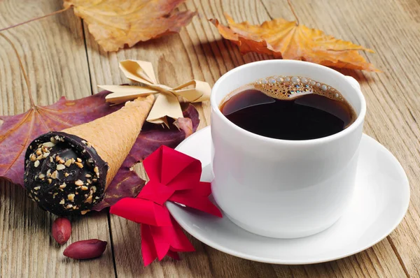 Taza de café con pasteles en cono de crema — Foto de Stock