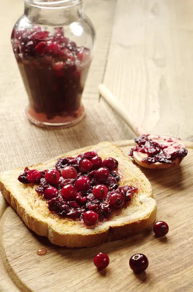 Geroosterd brood met cranberry jam — Stockfoto