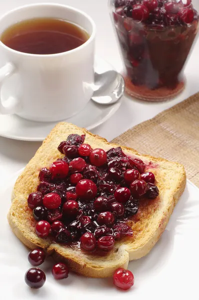 Rebanada de pan tostado con mermelada de arándano — Foto de Stock