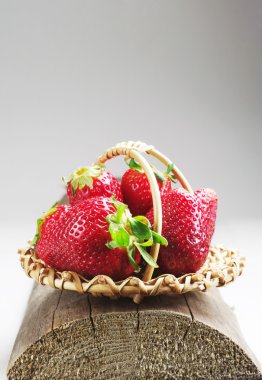 çilek ile küçük sepet