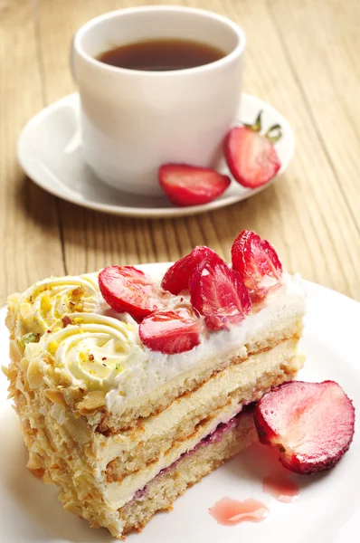 Erdbeerkuchen und Kaffee — Stockfoto