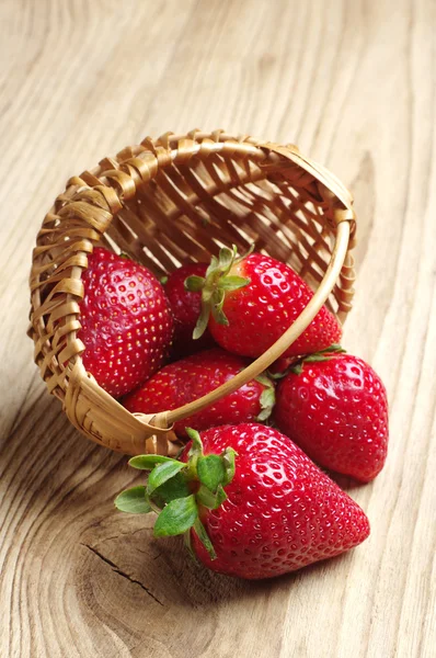 Fraises dans un panier et à proximité — Photo