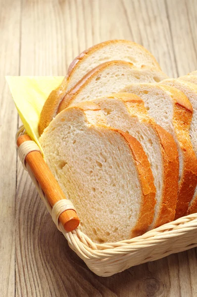 Plátky bílého chleba v košíku — Stock fotografie