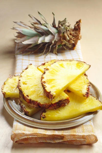 Frische Ananasscheiben — Stockfoto