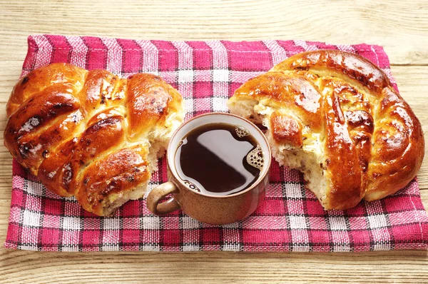 Kopje koffie en een zoet broodje — Stockfoto