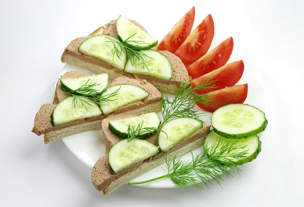 Sandwiches con hígado, pepino y tomate — Foto de Stock