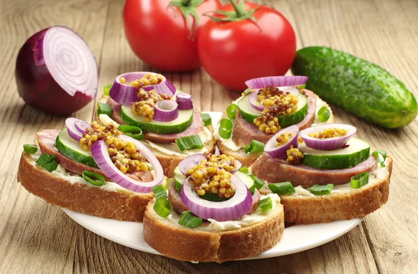 Sandwiches with sausage and greens — Stock Photo, Image